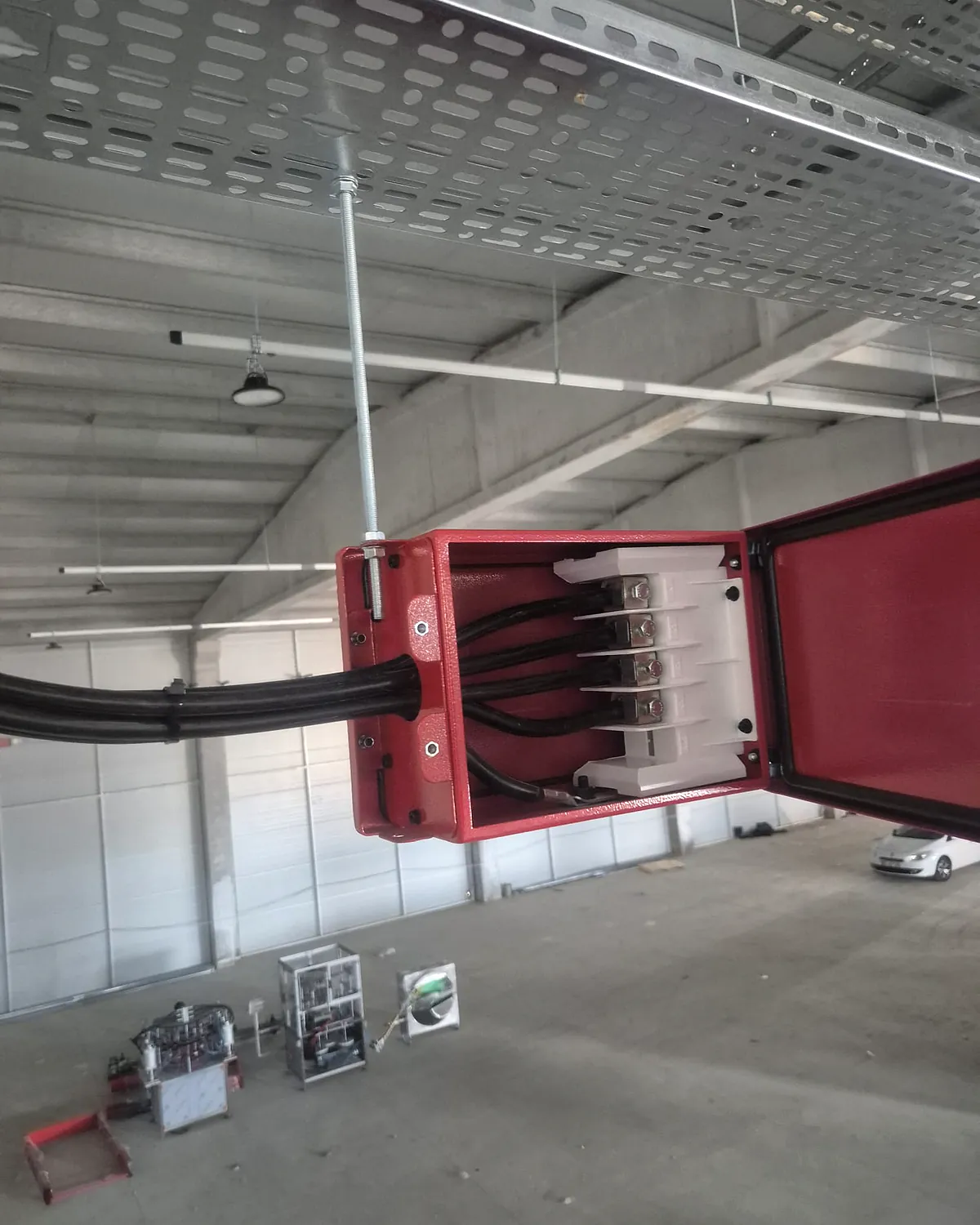 STS Kimya fabrika içinde busbar besleme kutusu ve bağlantı detayı.