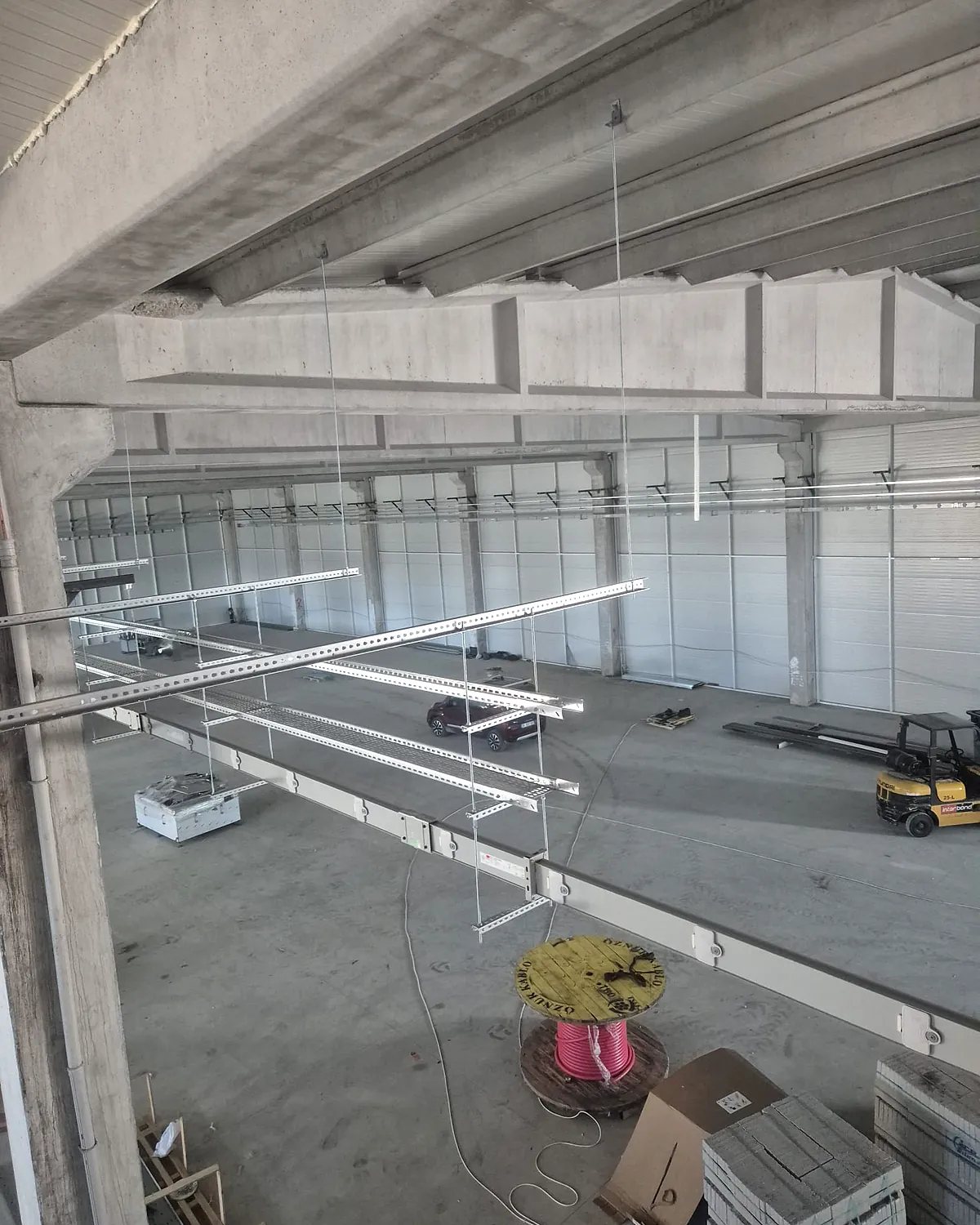 STS Kimya fabrika içinde busbar hattı ve kablo tavası koordinasyonu.