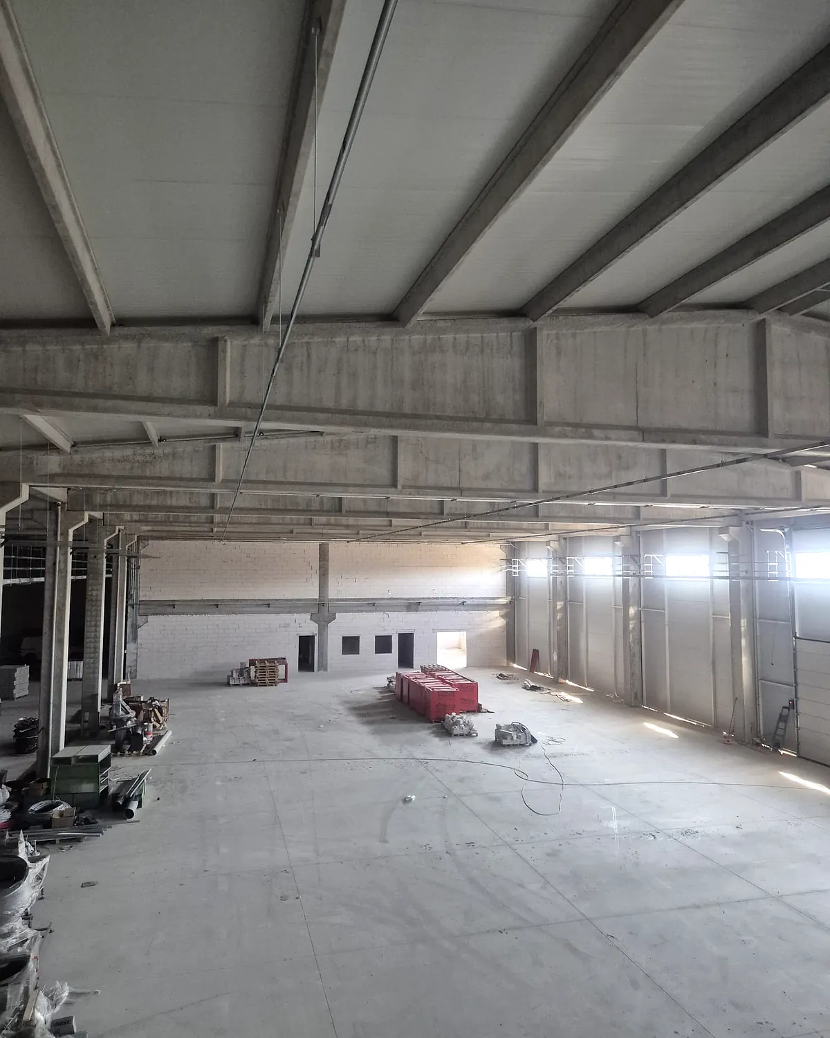 STS Kimya fabrika içinde geniş üretim alanı ve elektrik altyapısı güzergahı.