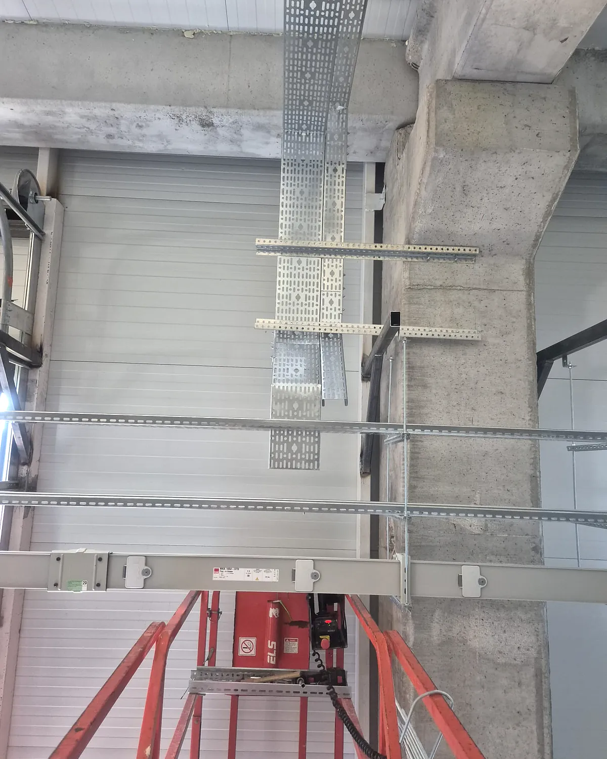 STS Kimya fabrika içinde kablo tavası bağlantı ve askı detayı.