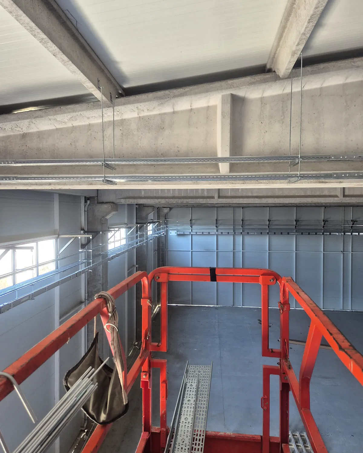 STS Kimya fabrika içinde lift üzerinden yürütülen kablo tavası montaj aksı.