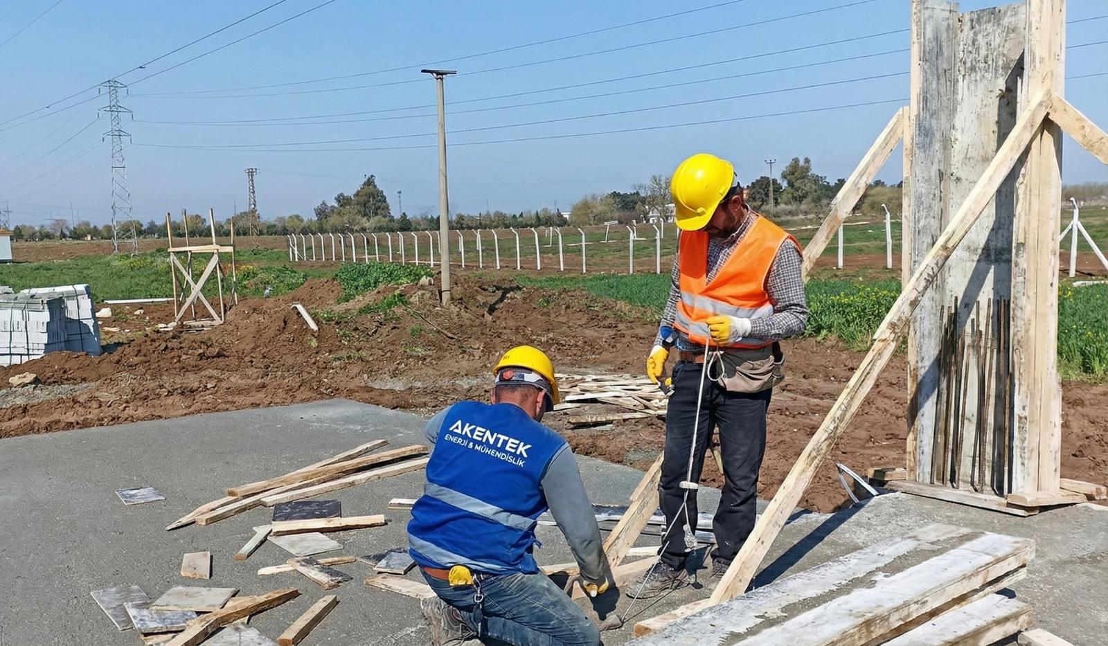 Teknik yapı temelinde çalışan saha personeli ve betonarme hazırlığı.