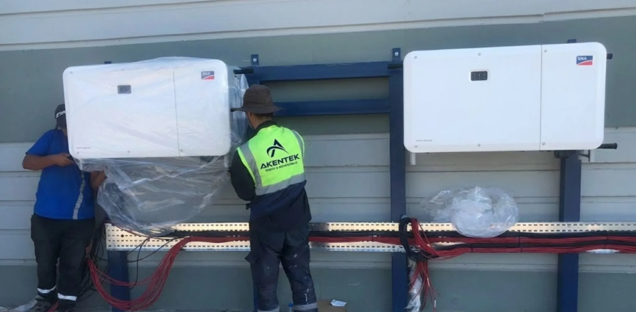AKENTEK saha ekibinin inverter ve pano montajı yaptığı elektrik altyapısı uygulaması.